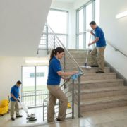 t10 Reinigung des Treppenhauses