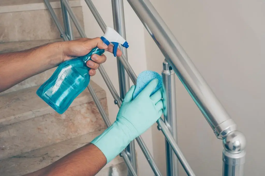 Moderne Treppenhausreinigung mit professionellen Reinigungsgeräten